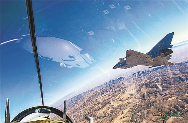 “空中利刃”凌厉出击！空军航空兵某旅低空