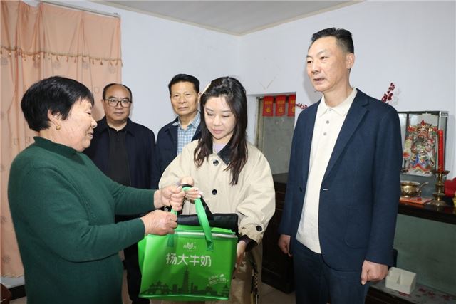 情系困境学子 暖心走访护航  ——江苏扬州技师学院管理工程学院赴老区兴化市慰问困境学子家庭   